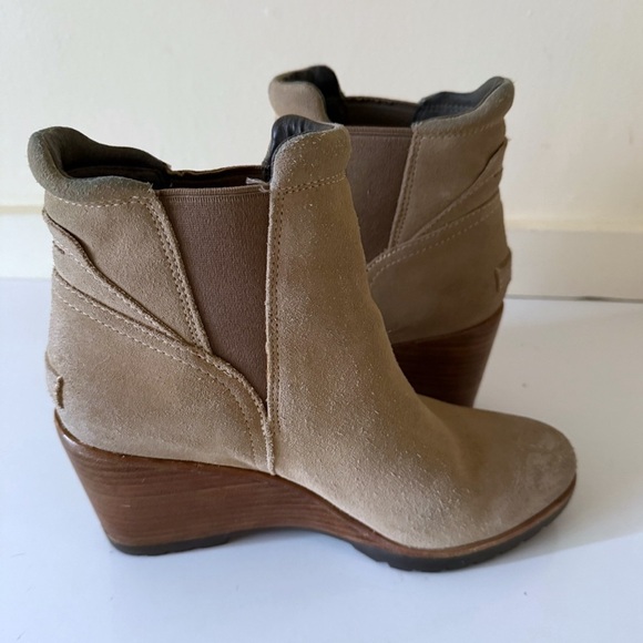 Sorel After Hours Chelsea Wedge Ankle Boots Tan Beige Suede Sz 7 - Picture 4 of 11